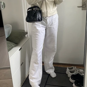 Linnebyxor  - !INTE TILL SALU! Hej, jag skulle gärna vilja byta mina linnebyxor från bonprix till en storlek 34🥰 jag har förtillfället storlek 36 men om någon är intresserad av att byta tar jag gärna emot PM🥰