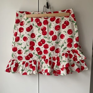 Glamourous petite kjol - Glamourous petite kjol med körsbär. Fint skick andvänd ca fem gånger. Bomull och viskos. 