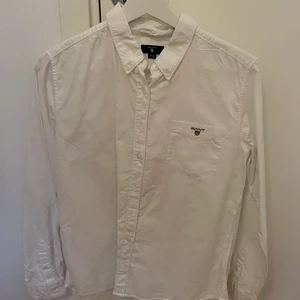 Gant skjorta - Vit gant skjorta. Använd fåtal gånger. Skicka dm vid frågor och intresse. Köparen står för frakten💗