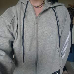 Grå Adidas hoodie, säljer eftersom den inte kommer till användning, använd fåtal gånger, köpare står för frakt 💌 