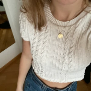 Vit topp  - Från Zara, riktigt söt! Köparen står för frakt! Under 