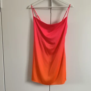 Hann aldrig använda, prislapp kvar - Skitsnygg klänning som jag aldrig hann använda innan jag gick upp i vikt. Storlek S från Bershka. Den ser ut som en solnedgång! Gratis frakt!