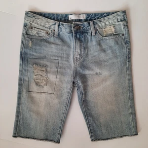 Jeansshorts - Low waist shorts från japanska skådespelaren Asami Imajuku. Japansk storlek S som är för små för mig, kan passa om du har XXS. Satt från början fast stickade benvärmare men hittar ej dem. Kan hämtas i Stockholm, annars står köpare för frakten :)