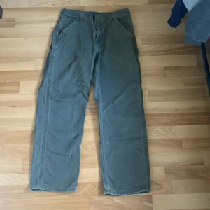 Carhartt byxor - Vintage carhartt, bra skick, storlek står inte men runt 30-32, pris: 450, frågor och offer är fritt fram att ställa!😁