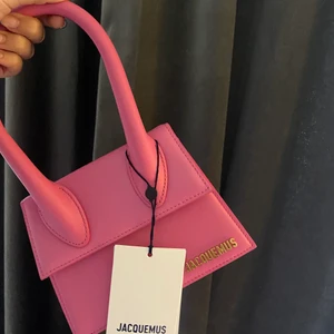 Jacquemus chiquito leather bag - Säljer en Jacquemus chiquito leather bag köpt på Vestiaire Collective. Säljer för att ja känner att det inte rikigt var min stil, lapp o dustbag är kvar. Helt oanvänd. Mått: höjd 14 cm och bred 18cm. Skriv för fler bilder
