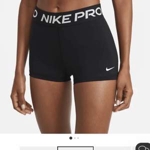 Fina Nike pro shorts. Fint skick. Säljer då jag inte använder längre. Nypris 379, mitt pris : 80 kr 