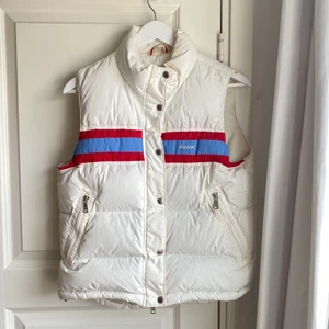 VINTAGE PEAK PERFORMANCE VÄST - Vintage väst från Peak Performance. 💙 Så fin och unik! Bra skick. Köpt secondhand. Storlek M men passar även S.