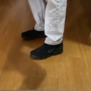 Säljer mina Nike vapor max  - Säljer dom för har köpt ett par andra skor, det är ett litet hål i fram på ena skon men det lägger man inte märke till.