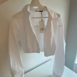 En kort mycket fin vit skjorta ifrån Zara. Helt oandvänd och lappar finns kvar. Kommer tyvärr inte till andvändning och den är enbart testad. Skjortan är i storlek S (skulle även passa en XS). Köptes för 300 Men säljer den endast för 200!💕