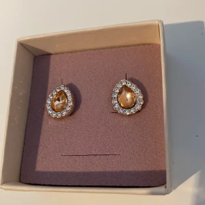 Helt oanvända örhängen  - Oanvända örhängen, de är rosa imitten som är svårt att se på bilden, för fler bilder kom privat. 