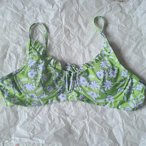 Grön bikini - Grön bikini med blomstertryck. Aldrig använd. Storleken är L men eftersom bikiniöverdelen spänns med två band som knyts passar den dig som har storlek M. Du betalar frakten. ☀️👙