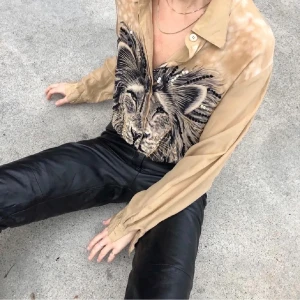 . - Köpte på Plick (första bilderna är från tidigare säljare) fint skick, aldrig använd! Sitter ish som en M