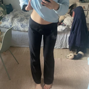 Ck mjukisbyxor  - Bootcut mjukisbyxor från calvin klein, köpta på Sellpy. De är lågmidjade och väldig ät bekväma💕