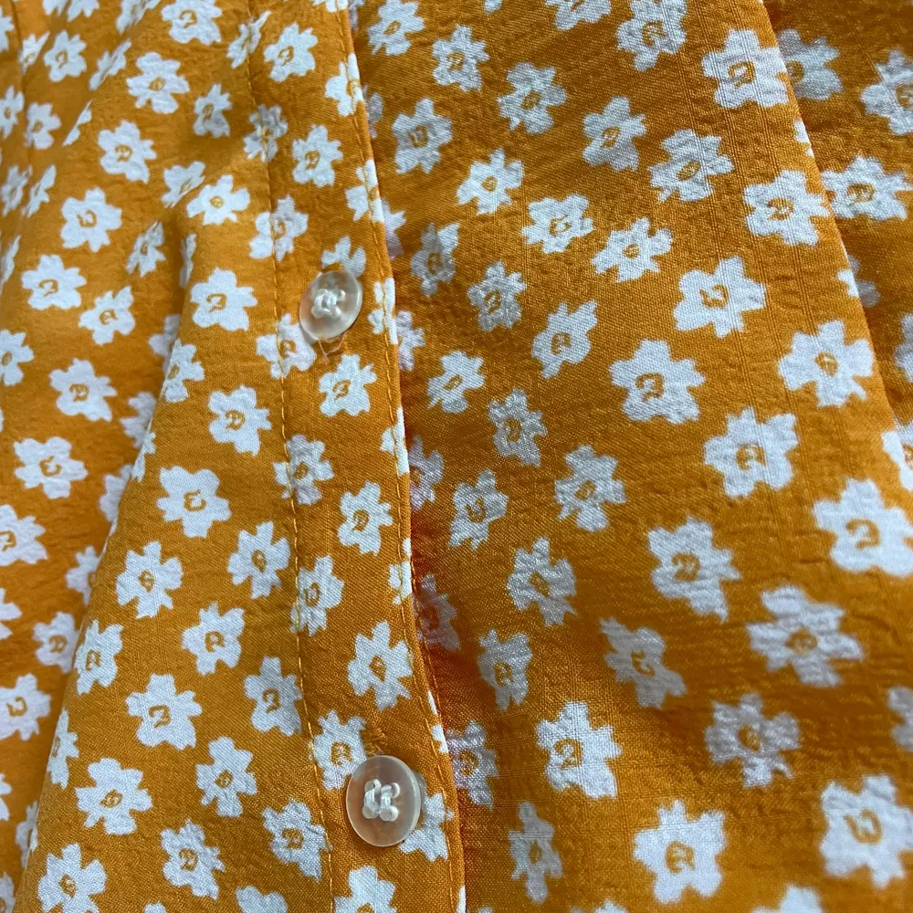Somrig orange klänning från HM i storlek S. Klänningar.
