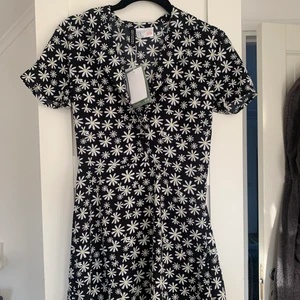 Klänning  - Jättefin sommarklänning från H&M, aldrig använd med lappen kvar, den är svart med blommor och en skjort-krage!💙