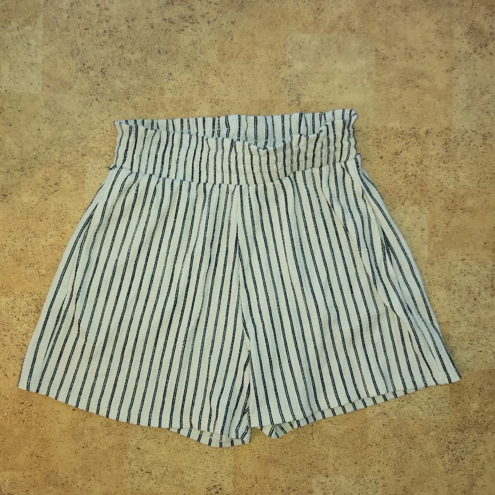 Shortsen köptes för flera år sedan, men trots det så är dem i mycket bra skick. Perfekta till en hett sommardag på 25 grader + 🌼🌞😉. Shorts.