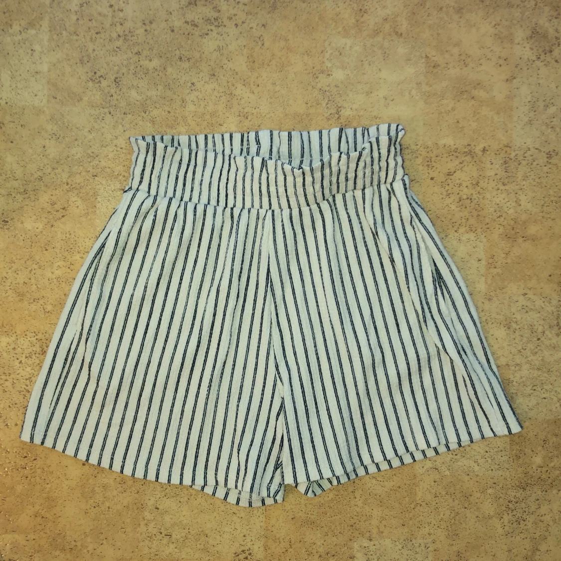 Shorts med svarta ränder