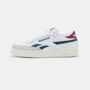 Reebok club c revenge  - Intressekoll på dessa skit snygga unisex skor från Reebok. Köptes på zalandå 2021 men har inte använts mycket. Skicket är 8/10. Skriv för fler närmare bilder. Säljer för minst 600, de är slutsålda i de allra flesta storlekar på zalando. 🥰nypris- 900 kr