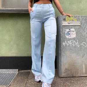 Venderbys liknande satin byxor - Ljusblåa satinbyxor som är perfekta för sommarn. Funkar som både pyjamas och snygga sommaroutfits❤️