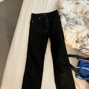 Jättefina och jättesköna jeans från Zara med slits. Jag säljer dessa då de inte kommer till användning längre. Skriv vid frågor eller för fler bilder❤️