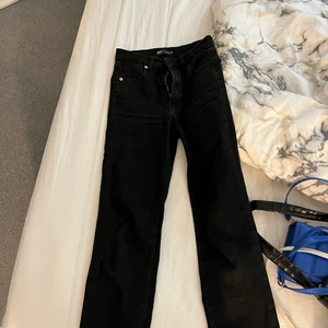 Svarta Zara jeans storlek 32/34 - Jättefina och jättesköna jeans från Zara med slits. Jag säljer dessa då de inte kommer till användning längre. Skriv vid frågor eller för fler bilder❤️