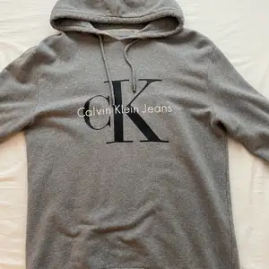 Säljer min Calvin Klein hoodie i storlek small. Köpt från boost för ungefär 1100kr Ganska använd med fortfarande i hyfsat bra skick! Jag säljer den eftersom den är för liten. Kontakta mig vid frågor