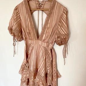 Somrig klänning - Superfin sommarklänning i stl. 36. Skulle säga att den är champagnefärgad eller beige-rosa. Har endast använts 1 gång och är därav i mycket gott skick. Frakt tillkommer men kan även mötas upp i Stockholmsområdet. 