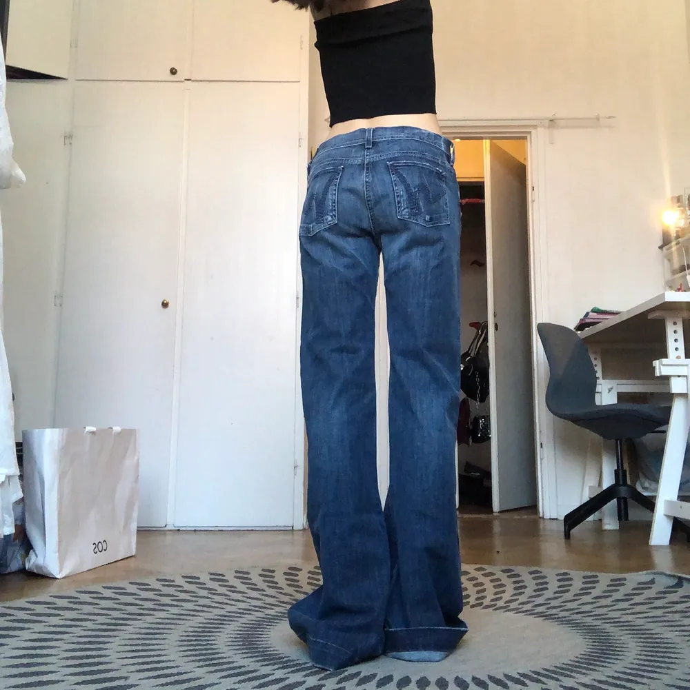 Baggy utsvängda jeans med en asnajs passform och de är väldigt långa❤️❤️ Innerbenslängd: 85cm Midjemått: 78cm. Jeans & Byxor.