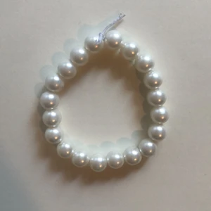 Set med pärlarmband och rosaarmband med vilket på en bokstav du vill ha, hoppas ni vill köpa💗🍉  - Pärlarmband och rosa armband med en bokstav💗🏄🏽‍♀️