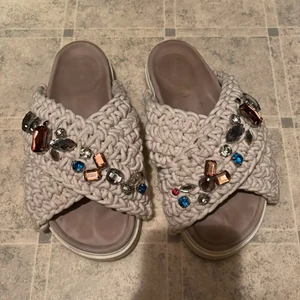 Inuikii tofflor slippers 37 - Inuikii tofflor säljer, använda ngr gånger. Säljes då jag har ett annat par. Inget prutande 