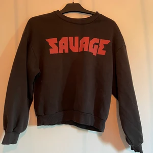 Sweatshirt  - Svart sweatshirt med tryck på, i använt skick. Storlek:XS