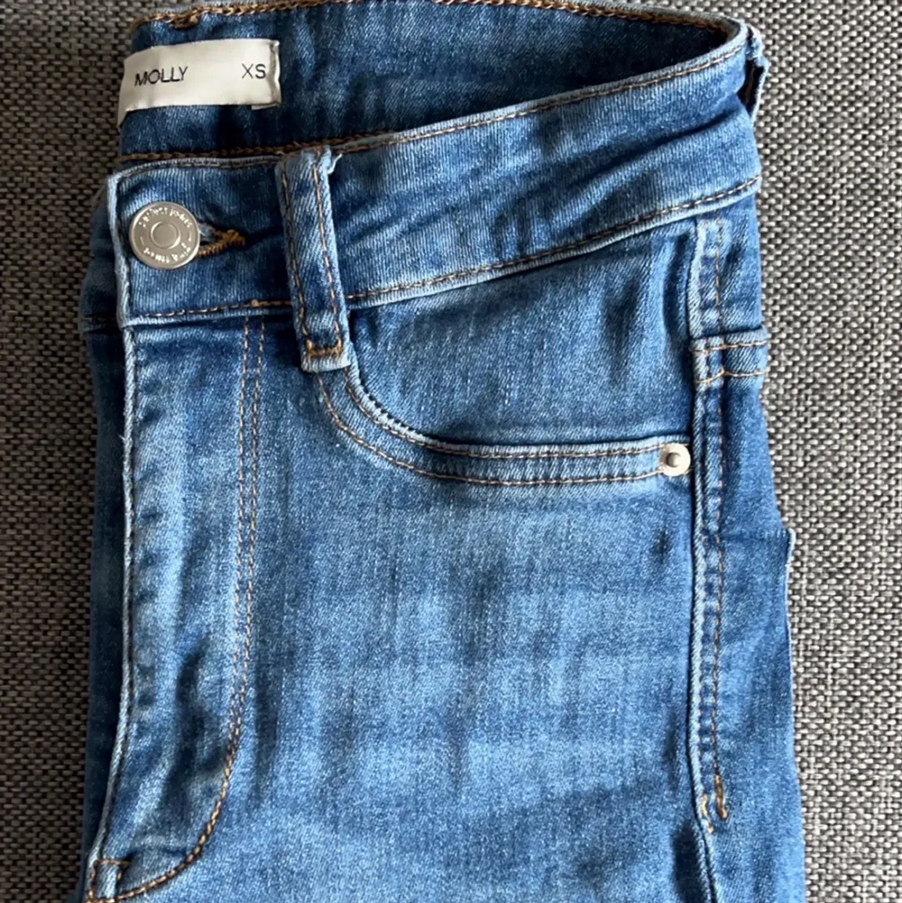 Hej! Säljer ett par skinny jeans som är köpta från Gina tricot. Köpta för 300 men säljer för 150, man kan se vita sträck om man kollar närmare men inget annars som syns!💞. Jeans & Byxor.