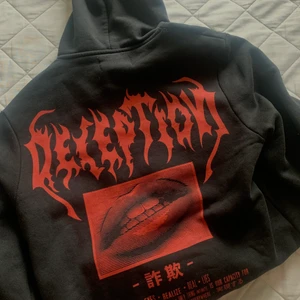 hoodie med tryck - Jätte fint skick knappt använd Unisex men i storlek S Finns i göteborg, fraktar även men då står köparen för frakten!  Tack på förhand!