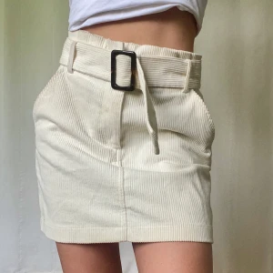 Zara kjol S - Fin kjol i manchester💗 kjolen är i fint skick! Hör av dig om du har frågor 