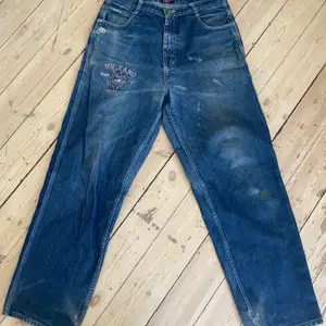 Skitfeta wu-tang jeans i 33/33 så en ganska baggy fit. Dem har varit med ett tag därav finns det en del slitage, men inget som inte går att fixa med lite nål och tråd.
