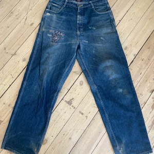 Wu-Tang Clan Jeans - Skitfeta wu-tang jeans i 33/33 så en ganska baggy fit. Dem har varit med ett tag därav finns det en del slitage, men inget som inte går att fixa med lite nål och tråd.