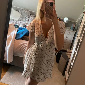 Prickig klänning  - Från boohoo, strl 36💖💖 Endast testad, nypris 324kr!! Sötaste sommarklänningen som också funkar skitbra att ha under en tröja ⚡️