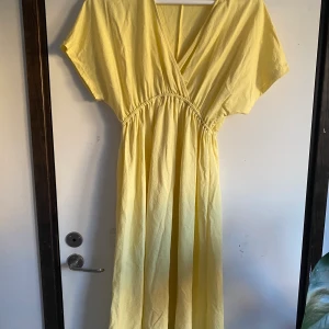 Gul långklänning - Gul långklänning i storlek S, men passar mig som har M, då den har resår i midjan. Använd vid ett tillfälle så i nyskick