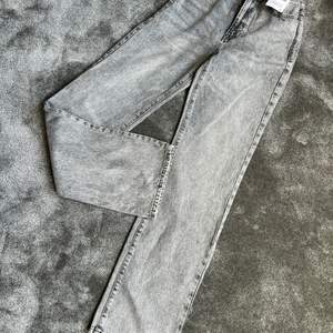 Säljer dessa fina gråa jeansen från Zara, de är i helt nytt skick och aldrig använda, prislappen finns kvar och de är i storlek 34!