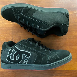 DC SKATE SKOR  - Really comfy skate shoes that hasn’t been used that much. 