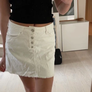 vit kjol från zara - jeanskjol i storlek S, passar både S och M