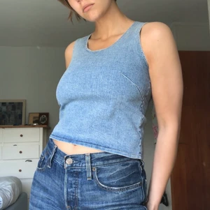 Så snygg jeanstopp! - SÅ snygg jeanstopp i jeanstyg! Hade behållt själv om den inte var för liten i bysten :’( Köpt secondhand med prislapp på så i så gott som nyskick! Jag är en 38/S/M som referens! Har lite stretch så passar en S/M!