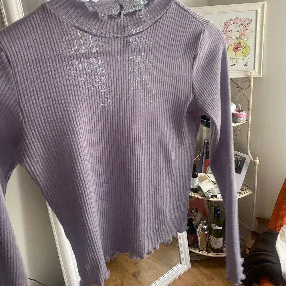 En långärmad tröja i ljuslila färg. Från H&M i storlek s, passar dock m. I mycket gott skick!❤️. Toppar.