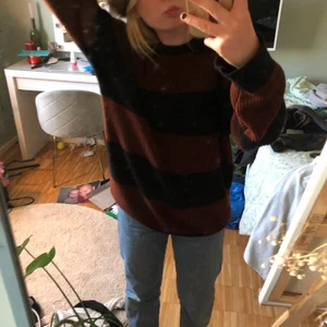 Stickad tröja  - Halloj, säljer denna randiga stickade tröjan från hm! Den ser nästan exakt ut som brandytröjan bara att den är svart o brun. Jag köpte den för 300 kr, därav priset!  Köparen står för frakten! 