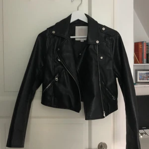 Svart skinnjacka - Trendig skitsnygg skinnjacka från Pull&Bear. Knappt använd så nyskick.  Jag har en likadan i röd som jag också kan sälja. 