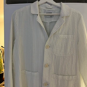 Skjorta  - Ljusgrön och vit skjorta från weekday, ser lite ut som en Pajamas skjorta men använder den till vardags