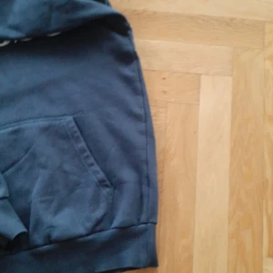 Ellesse huvtröja - Snygg blå i stl 38 huvtröja  Ej figursydd  Muddar  Bra skick