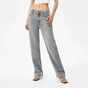 Raka bershka jeans  - Jeans ” loose fit straight” från bershka. Endast använda en gång. Stora i storleken 