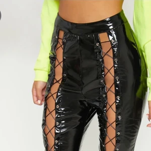 Byxor i vinyl - Endast använda en gång. Vinyl med knytning. Ordpris 599 kr