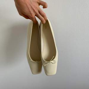 Ballerina skor i skinn från Zara i storlek 40. Endast använda en gång.